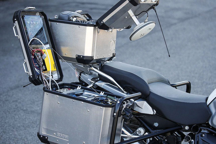 Luôn đi trước thời đại, lần này BMW Motorrad đã thực sự chinh phục các "biker lười biềng" bằng bộ não thông minh hoàn toàn mới trên chiếc Adventure BMW R1200GS tự lái, tự ôm cua và "đánh võng" này.