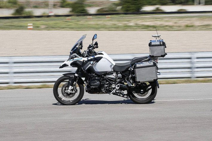 Mới đây, thương hiệu môtô nổi tiếng của Đức đã cho ra mắt một chiếc xe BMW R1200GS tự lái với khả năng tự lăn bánh chạy trên đường phố cực kì đỉnh cao và tối tân. Đây là một bước tiến công nghệ trong ngành công nghiệp xe 2 bánh của BMW Motorrad.