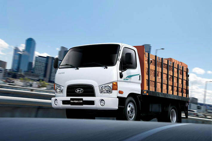 Sức mạnh của New Mighty 75S-110S nằm ở khối động cơ D4GA, đáp ứng tiêu chuẩn Euro 4, dung tích xy-lanh 3,933cc, cho công suất cực đại đạt 138 mã lực tại vòng tua 2,700 vòng/phút. Sức mạnh động cơ được truyền tới cầu xe thông qua hộp số M035S5, 5 số tiến, 1 số lùi. Với các chỉ số này, New Mighty 75S-110S vận hành một cách mạnh mẽ nhưng lại tiết kiệm nhiên liệu tối đa.