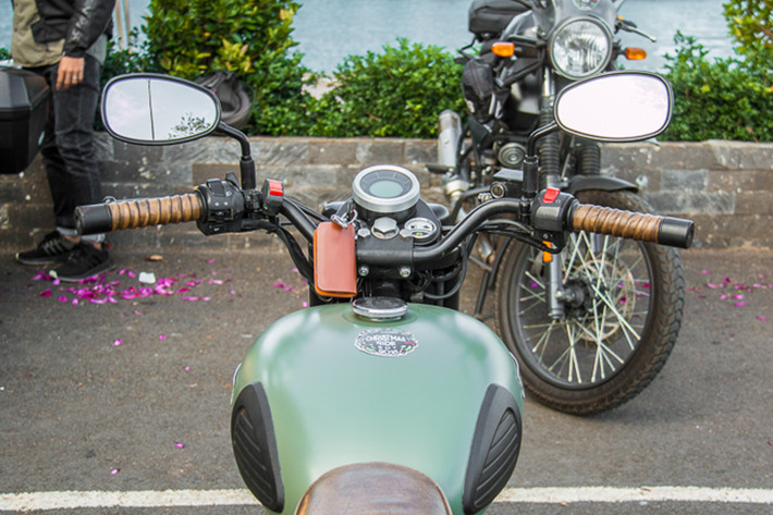 Đồng hồ của xe cũng đã được thay mới mang phong cách của chiếc Ducati Scrambler đình đám, tay lái cũng được làm mới với màu sơn đen. Các chi tiết như nút bấm hay khoá điện... không thay đổi so với nguyên bản.