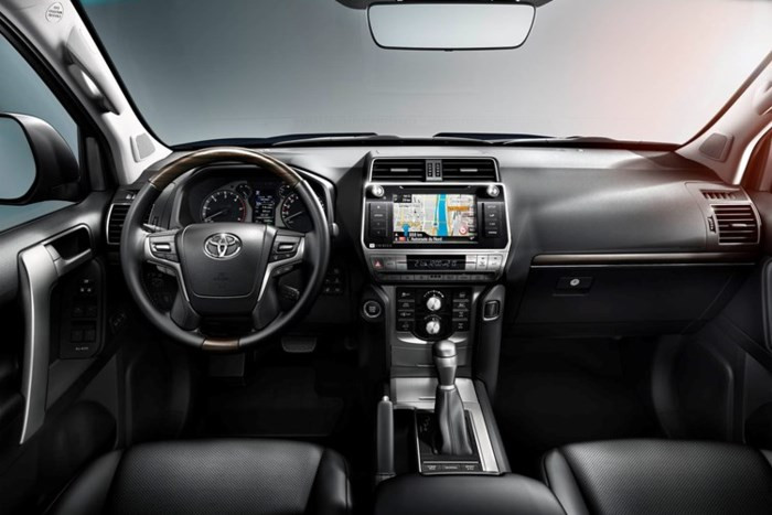 Nội thất của Toyota Land Cruiser Prado 2018 “thừa hưởng” vô lăng 4 chấu và cụm điều khiển trung tâm từ phiên bản tiền nhiệm, nhiều chi tiết được giả kim loại thay vì ốp gỗ như trước. Bên cạnh đó bảng điều khiển trung tâm được trang bị nút bấm hoàn toàn và hệ thống thông tin giải trí với màn hình 8 inch.