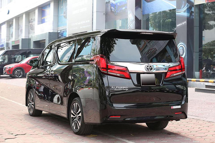 Nâng cấp đáng chú nhất là động cơ. Xe vẫn sử dụng động cơ V6 3.5L, nhưng cho mức công suất và mô-men xoắn cao hơn, ở mức tương ứng là 296 mã lực tại 6.600 vòng/phút và 361 Nm tại 4.600-4.700 vòng/phút. Hộp số tự động 6 cấp được nâng lên loại tự động 8 cấp. Hệ dẫn động cầu trước. Alphard tiêu hao 9,3 lít xăng cho quãng đường 100 km hỗn hợp.