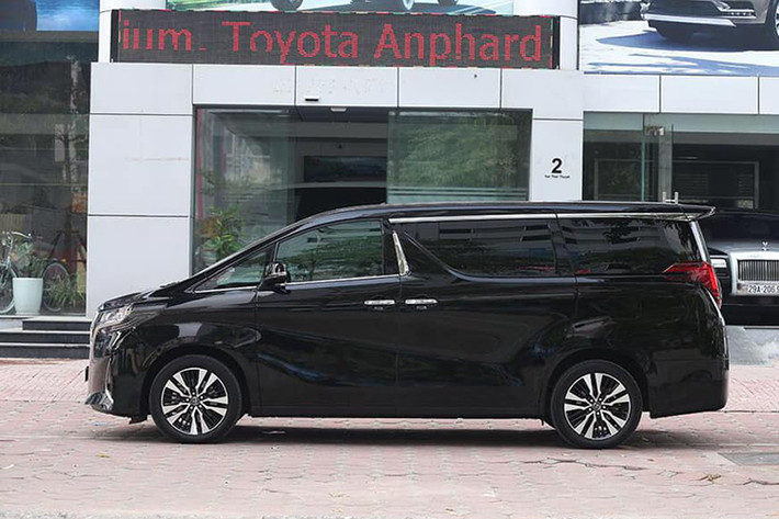 Mẫu MPV hạng sang thương hiệu Nhật Bản này sở hữu kích thước tổng thể dài x rộng x cao lần lượt là 4.945 x 1.850 x 1.890 mm, dài và cao hơn một chút so với đời cũ. Chiều dài cơ sở ở mức 3.000 mm, khoảng sáng gầm 165 mm và khối lượng không tải 2.180-2.185 kg. Chiếc xe trong bài là phiên bản 2018, đăng ký 2019 và mới chỉ lăn bánh 1.6000km.