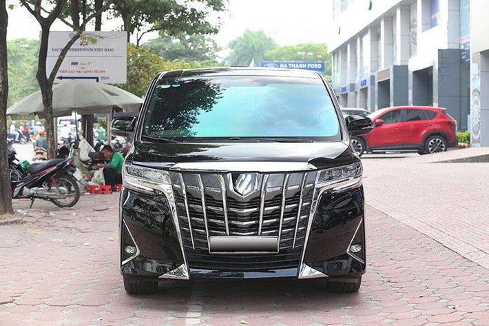 Nếu nhìn lướt qua chiếc xe Toyota MPV cỡ lớn này sẽ rất dễ khiến người ta hiểu lầm đây không phải là một chiếc xe 7 chỗ, vì nó có kích thước gần như tương đồng với chiếc Hiace 16 chỗ chở khách hạng trung. Đầu xe là mặt ca lăng dạng lớn, với cụm đèn pha lớn bao quát gần như hết đầu xe. Cụm đèn pha sử dụng đèn led hiện đại cho ánh sáng tối ưu.
