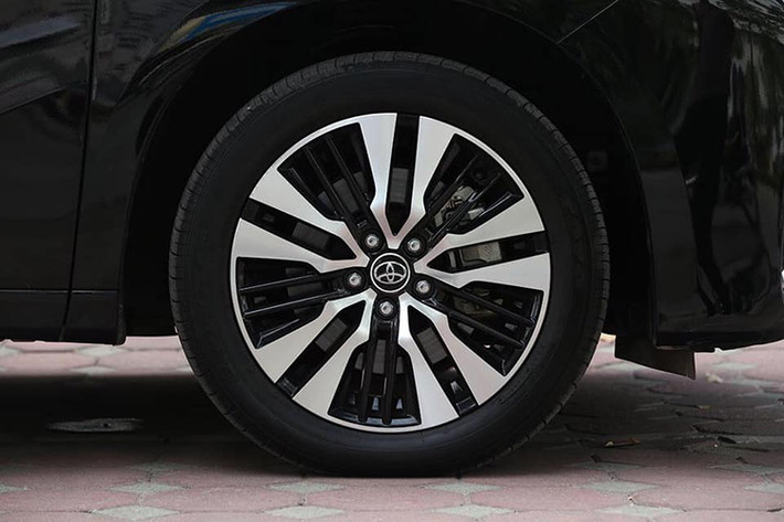 Mặt ca-lăng phía trước mới, logo Toyota được loại bỏ để thay bằng logo đặc trưng của dòng Alphard. Tổng thể xe thêm lịch lãm và sang trong hơn với bộ mâm hợp kim đa chấu có kích thước 18 inch thiết kế mới.