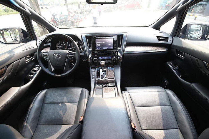 Thay đổi bên trong nội thất của Toyota Alphard 2018 bản nâng cấp lần này không đáng kể. Điểm mới là gương chiếu hậu trung tâm có chế độ hiển thị hình ảnh từ camera phía sau, giúp việc quan sát dễ dàng hơn.