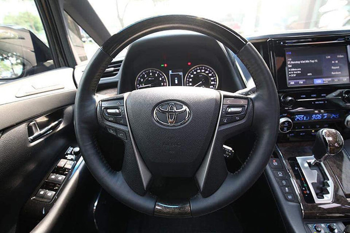 Hệ thống giải trí trên mẫu MPV hạng sang này sẽ vẫn bao gồm màn hình cảm ứng 8 inch ở bảng táp-lô. Hàng ghế sau có màn hình giải trí riêng biệt 9 inch. Một số tiện nghi khác có thể kể đến gồm điều hòa 3 vùng, cửa sổ trời toàn cảnh, khởi động nút bấm, phanh tay điện tử...