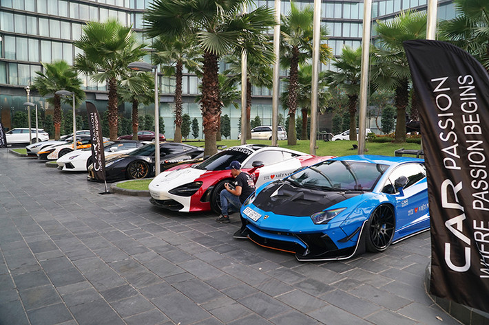  Hành trình siêu xe trăm tỷ - Car Passion 2019 dự tính quy tụ hàng chục siêu xe từ khắp mọi miền đất nước đã có mặt tại Hà Nội. Theo chia sẻ từ các thành viên thuộc ban tổ chức, Car Passion 2019 sẽ có nhiều điểm và cách thức di chuyển. Hành trình này sẽ chính thức diễn ra từ ngày 14/6 - 18/6 tại các địa danh Hà Nội - Hạ Long - Mộc Châu.
