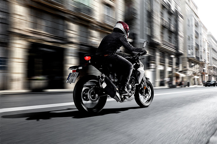 Được biết, Honda CB300R được Honda nhập khẩu từ Thái Lan và phân phối chính hãng tại thị trường Việt Nam. Giá xe Honda CB300R được niêm yết ở mức 140 triệu đồng, đây là mức giá rất hấp dẫn đối với một mẫu xe mang thiết kế ấn tượng và trang bị động cơ xylanh đơn 300cc.