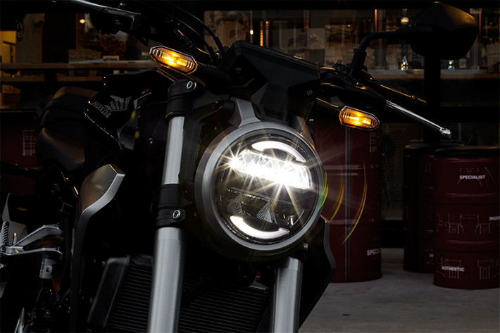 Về thiết kế, Neo Sport Cafe cỡ nhỏ Honda CB300R cũng được trang bị các hệ thống đèn chiếu sáng bằng LED hiện đại. Xe được trang bị bình xăng gồ ghề và cơ bắp cùng đuôi xe ngắn..., những chi tiết này mang đến vẻ ngoài hoài cổ và tối giản cho Honda CB300R mới.