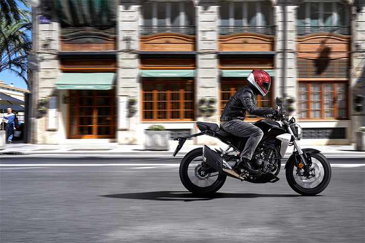 Trên thị trường Việt Nam hiện nay, đối thủ duy nhất của Honda CB300R là mẫu MT-03 của Yamaha. Giá xe Yamaha MT-03 hiện được niêm yết ở mức 139 triệu đồng. Honda CB300R tại Việt Nam sẽ có hai phiên bản màu Đen Bạc và Đỏ Bạc.