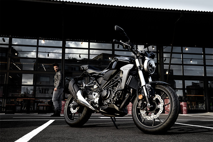 Honda Việt Nam vừa chính thức ra mắt mẫu naked-bike Honda CB300R mới cho thị trường Việt Nam. Như vậy, sự ra mắt của Honda CB300R đánh dấu chiếc Neo Sports Cafe thứ tư của hãng chính thức cập bến thị trường Việt, sau 3 mẫu CB1000R, CB650R và CB150R.