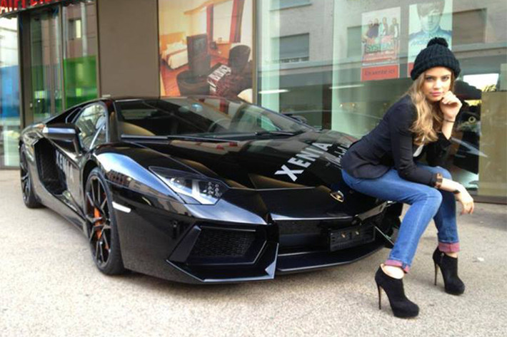 Xenia Tchoumitcheva có thể nói thành thạo 6 ngôn ngữ (Ý, Nga, Anh, Đức, Pháp và Tây Ban Nha). Sự nghiệp người mẫu của Xenia cũng đạt thành công lớn tại Thụy Sĩ. Cô từng xuất hiện trên nhiều tạp chí thời trang danh tiếng như GQ Tây Ban Nha và từng được tạp chí Maxim Thụy Sĩ trao danh hiệu “Người phụ nữ đẹp nhất năm”.