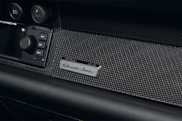 Đây là mẫu siêu xe Porsche 911 đầu tiên có hệ thống khung gầm bằng nhôm được tái thiết kế, mang đến sự linh hoạt đặc biệt. Porsche 911 Turbo thế hệ 993 cũng là phiên bản đầu tiên có động cơ tăng áp kép, trở thành mẫu xe có tiêu chuẩn khí thải thấp nhất thế giới vào năm 1995.
