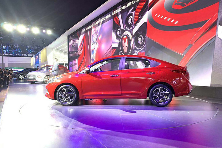 Đúng như những hình ảnh rò rỉ, Hyundai Accent 2020 dành cho thị trường Trung Quốc sở hữu thiết kế riêng, khác với xe ở Mỹ hay Việt Nam. So với phiên bản cũ, Hyundai Accent 2020 cũng thay đổi đáng kể về ngoại hình. Được lấy cảm hứng thiết kế từ mẫu sedan cỡ C Lafesta do đó, thiết kế ngoại thất của Accent 2020 bị một số người đánh giá là quá táo bạo.