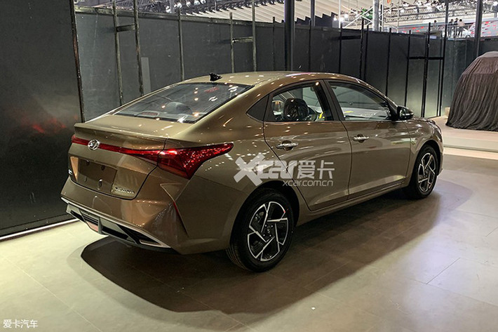 Về kích thước, Hyundai Accent 2020 tại Trung Quốc sở hữu chiều dài 4.405 mm, rộng 1.720 mm, cao 1.455 mm và chiều dài cơ sở 2.600 mm. So với xe ở Việt Nam, Hyundai Accent 2020 tại Trung Quốc ngắn hơn 35 mm, hẹp hơn 9 mm, thấp hơn 5 mm trong khi chiều dài cơ sở giống hệt.