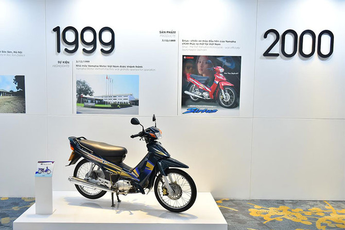 Ngày 7/10/1999, chiếc xe máy Yamaha đầu tiên được ra mắt tại Việt Nam với tên gọi Sirius cùng khẩu hiệu đầy tự tin và thách thức “Are You Stylish” thể hiện chất lượng bền bỉ và thiết kế đột phá.