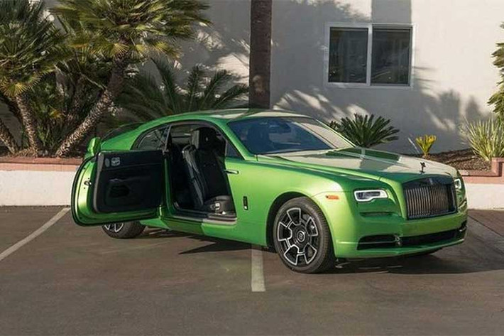 Ngoài ra, chiếc siêu xe sang Rolls-Royce Wraith này cũng được trang bị động cơ Biturbo V12 6.6 lít sản sinh công suất 612 mã lực và mô-men xoắn cực đại 870 Nm (tăng 70 Nm so với thông thường).
