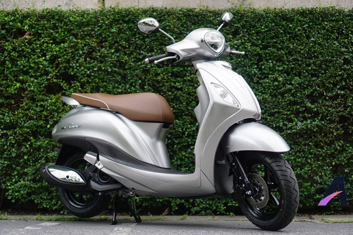 Về ngoại hình, tổng thể của Yamaha Grande Hybrid 2018 sở hữu thiết kế có phần tròn trịa và mềm mại hơn phiên bản cũ với nhiều đường cong mềm mại, thể hiện rõ ở các đường nét ở phía mặt nạ và hông xe.