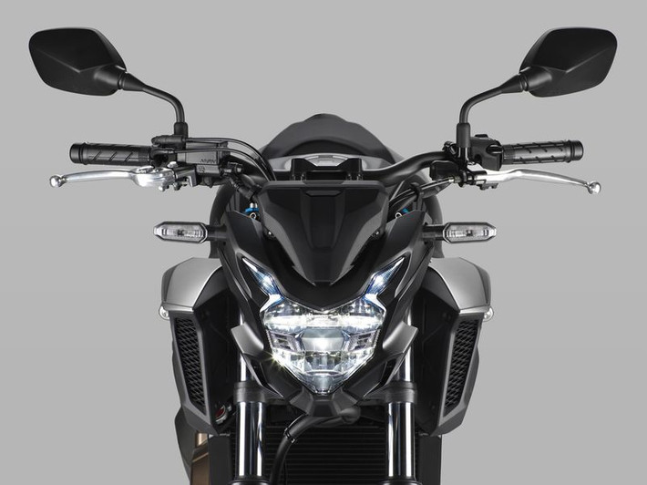 Phiên bản mới mẫu xe CB500F vừa được HVN ra mắt vẫn duy trì dáng vẻ mạnh mẽ đầy cuốn hút với những đường nét thiết kế cơ bắp ấn tượng và phô diễn khả năng vận hành của một cỗ máy hoàn hảo dành cho người mới bắt đầu chơi xe.