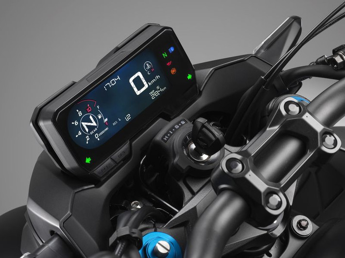 Những thay đổi của Honda CB500F 2019 mới hứa hẹn sẽ mang đến sự phấn khích cao cho người dùng nhờ việc trang bị bộ ly hợp chống trượt 2 chiều (Assist & Slipper clutch) và nâng cấp thiết kế với mặt đồng hồ LCD âm bản, bổ sung tính năng hiển thị cấp số và đèn báo sang số.