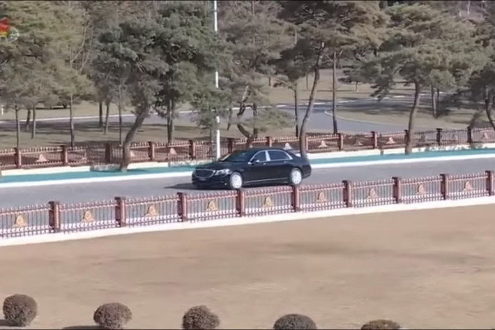 Được phát triển trên chiếc xe siêu sang Mercedes-Maybach S600, chiếc limo chống đạn lần của nhà lãnh đạo Triều Tiên Kim Jong Un đầu xuất hiện trong phóng sự phát trên kênh truyền hình quốc gia KCTV hôm 1/2 vừa qua.
