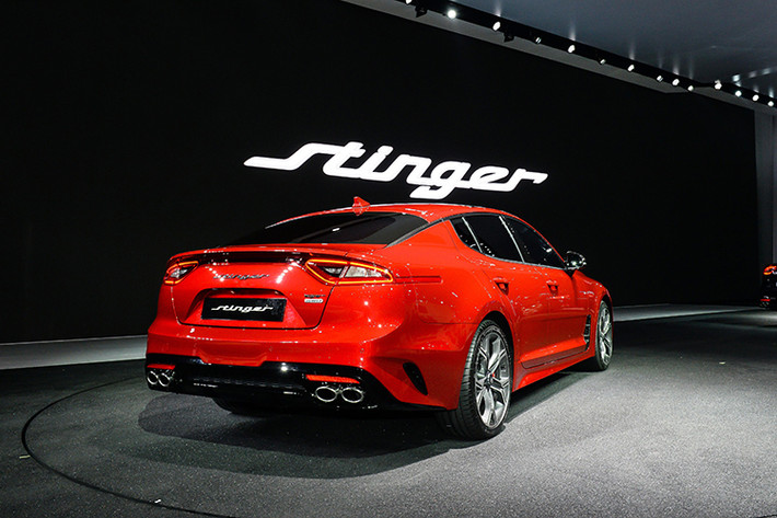 Mẫu xe ôtô Kia Stinger 2018 mới của thương hiệu xe hơi Hàn Quốc từng được vén màn tại triển lãm Detroit diễn ra tại Mỹ hồi đầu năm 2017. Đây được xem là mẫu xe đánh dấu bước ngoặc lớn trong lịch sử phát triển của nhà sản xuất ôtô của Kia với sự đột phá mới trong thiết kế, trang bị tiện nghi và khả năng vận hành, hướng đến sự sang trọng.
