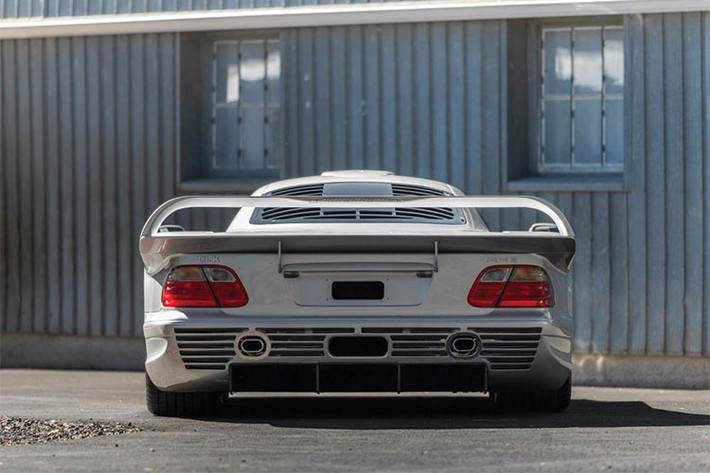 Trong đó, 1 chiếc siêu xe Mercedes-Benz CLK GTR được sản xuất và mang số thứ tự 9/25 chiếc được sản xuất sẽ tìm chủ nhân mới tại một cuộc đấu giá danh tiếng diễn ra vào ngày 24/8.