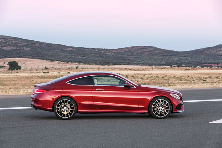 C-Class Coupé mang trên mình ngôn ngữ thiết kế Sensual Purity với mũi xe dài và đường viền dập nổi buông dần ra sau đặc trưng. Phiên bản C 300 Coupé thể hiện rõ tính thể thao với cửa không viền, hệ thống treo hạ thấp 15 mm (so với bản sedan) và bộ mâm AMG 19-inch đa chấu.