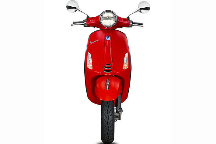 Ngoài phiên bản xe ga Vespa Primavera S mới, trong dịp này Piaggio Việt Nam cũng giới thiệu thêm hai màu mới là xanh cửu long và vàng cát cho mẫu Vespa Primavera phiên bản tiêu chuẩn. Như vậy, với phiên bản S và loạt mầu mới - Vespa Primavera có đa dạng sự lựa chọn hơn.