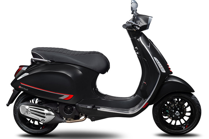 Trên phiên bản thể thao mới, mẫu xe ga Vespa Sprint S 2019 được dựa trên thiết kế năng động sẵn có của phiên bản Vespa Sprint hiện tại - mẫu xe tay ga đầu tiên trong phân khúc sở hữu vành bánh xe 12 inch.