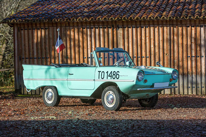 Mẫu xe Amphicar 770 này được sản xuất từ đầu những năm 1960, ra mắt công chúng lần đầu năm 1961 tại New York Auto Show. Nó có thể vừa lội nước và cũng đi được cả trên can như xe thương mại bình thường.
