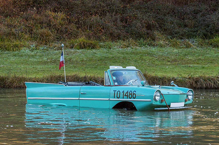 Chiếc xe lội nước Amphicar 770 được xây dựng trên nền tảng của mẫu Volkswagen Schwimmwagen. Nó được thiết kế bởi Hans Trippel, kỹ sư từng tham gia vào dự án cửa cánh chim của Mercedes-Benz 300SL và cả Schwimmwagen của thương hiệu Volkswagen, Đức.
