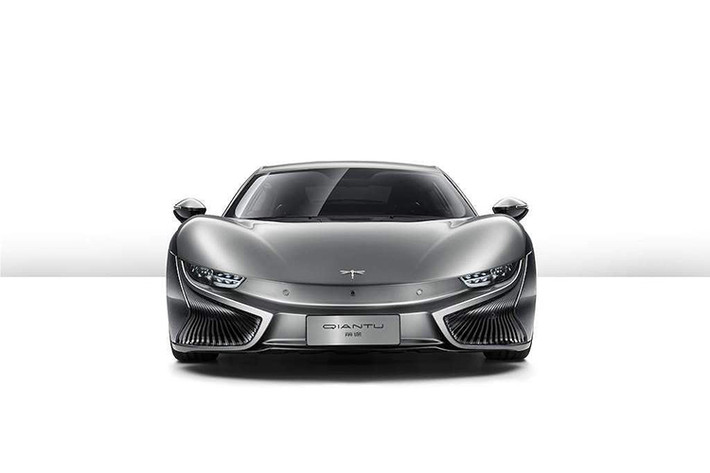 Phần đầu của chiếc xe mang vẻ góc cạnh và dữ dằn khá giống BMW i8, trong khi vòm mui được đặt cao và sở hữu các cửa kính bên kéo dài hơn những siêu xe truyền thống để đem tới tầm nhìn thoáng hơn về phía sau.