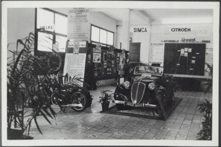 Trong ảnh là một mẫu xe Simca được trưng bày tại một cuộc triển lãm ôtô vào tháng 9/1949 tại Sài Gòn. Simca từng thuộc sở hữu của Chrysler giai đoạn thập niên 50-60 và vẫn tiếp tục bán xe tại Hà Nội, Sài Gòn.