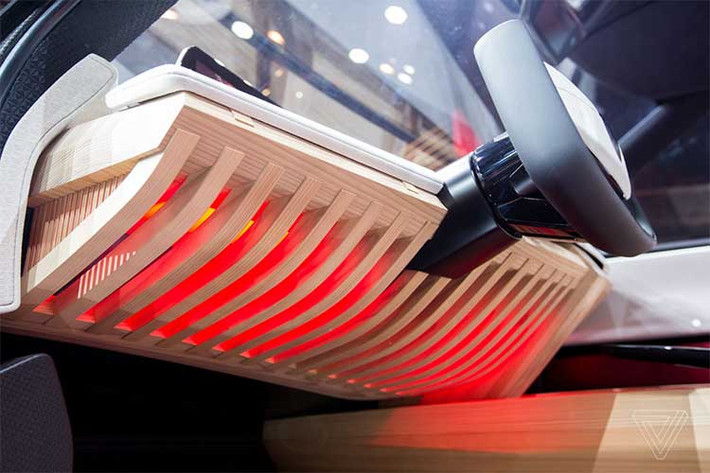 Xe được trang bị bộ cảm biến chuyển động dùng để quét các hành động như điều khiển hệ thống giải trí, điều chỉnh điều hòa.