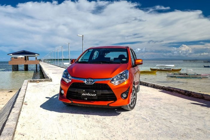 Toyota Wigo là mẫu xe cỡ nhỏ, nhập khẩu giá rẻ được cho về Việt Nam trong tháng 7/2018 vfa chuẩn bị ra mắt. Xe sở hữu chiều dài 3.600 mm, rộng 1.600 mm, cao 1.520 mm. Phần đầu xe của Wigo thiết kế khá ấn tượng với đèn pha project, chóa đèn màu khói và tích hợp đèn LED chạy ban ngày cùng nhiều chi tiết khác biệt so với các đối thủ.