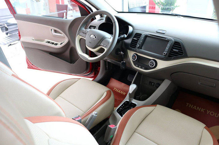 Kia Morning bản nâng cấp được trang bị nhiều tính năng tiện ích, hữu dụng hơn, đồng thời nhiều trang bị an toàn tiên tiến cũng được áp dụng. Bảng điều khiển trung tâm được thiết kế theo kiểu dòng chảy – xu hướng trào lưu hiện nay – với màn hình trung tâm nổi tách biệt. Đặc biệt, cụm vô-lăng xe thể thao và cá tính hơn hẳn.