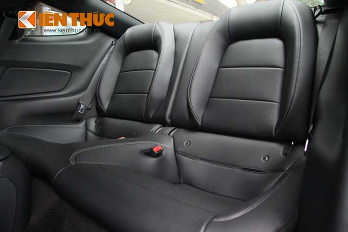 Ngoài ra, so với phiên bản cũ, Ford Mustang 2015 còn rộng và thấp hơn nhưng vẫn giữ nguyên thiết kế đậm chất cổ điển.