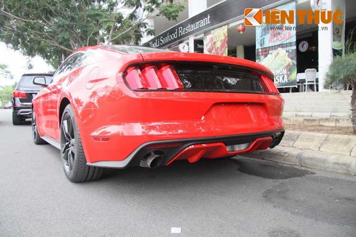 Ford Mustang 2015 nặng hơn phiên bản cũ vì được trang bị nhiều công nghệ mới. Cụ thể là hệ thống treo, phanh cỡ lớn.