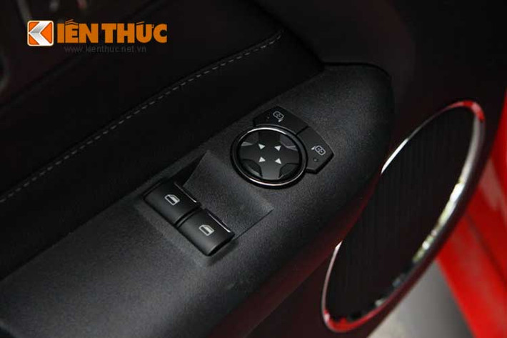 Trọng lượng của "ngựa hoang" mới về Việt Nam là 1.598 kg, nhẹ nhất trong dòng Ford Mustang 2015. So với phiên bản cũ được trang bị hộp số sàn và động cơ V6, Ford Mustang EcoBoost 2015 nặng hơn 12 kg.