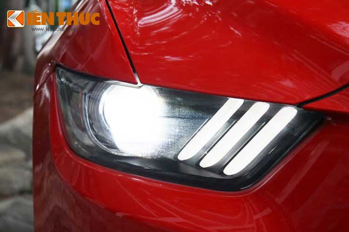 Ford Mustang EcoBoost 2015 được trang bị đèn pha HID.