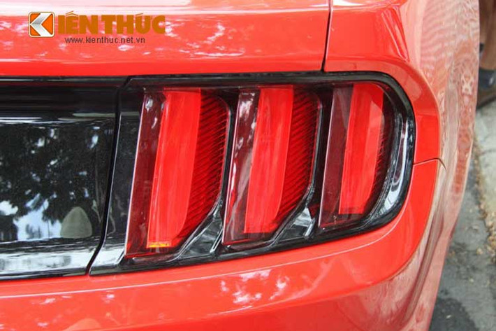 Xe sở hữu đèn hậu và đèn sương mù LED cùng gương ngoại thất trùng màu thân xe tích hợp đèn định vị.
