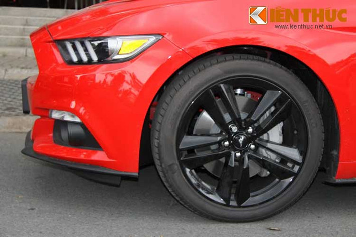 Xe sở hữu cặp mâm 5 chấu kép thể thao cao cấp, bên trong là hệ thống phanh an toàn cỡ lớn.