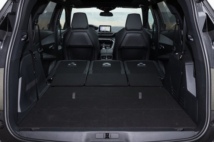 Tại thị trường Châu Âu, Peugeot 5008 được tùy chọn động cơ xăng và diesel. Động cơ xăng gồm 2 phiên bản: 1.2 lít PureTech 130 và 1.6 lít PureTech 165. Động cơ diesel gồm 4 phiên bản: BlueHDi 100 1.6 lít, BlueHDi 120 1.6 lít, BlueHD 150 2.0lít và một phiên bản BlueHDi 2.0 lít dành riêng phiên bản cao cấp 5008 GT line.