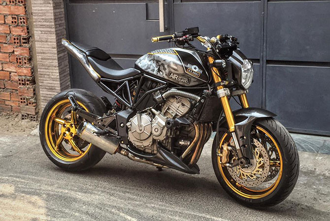 Chiếc xe môtô Honda Hornet 600 vốn mang vẻ hiền lành trung tính, đặc trưng của dòng standard. Nhưng sau khi qua bàn tay của các người thợ đến từ xưởng độ Sài Gòn, chiếc xe đã có màn "lột xác" vô cùng ấn tượng với vẻ ngoài dữ dằn của phiên bản Streetfighter phong cách nhà binh.