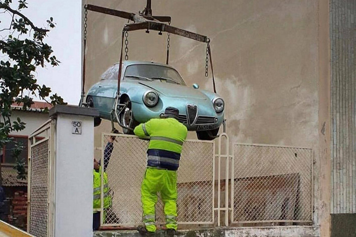 Với số lượng xuất xưởng đúng 217 chiếc, Giulietta Sprint Zagato (SZ) không chỉ là một trong những mẫu xe Alfa Romeo đẹp nhất mà còn được giới sưu tập xe săn lùng nhiều nhất. Do đó, việc chiếc Alfa Romeo Giulietta SZ đời 1962 được tìm thấy trong tầng hầm của một ngôi nhà ở thành phố Turin, Ý, mới đây đã lập tức trở thành tin sốt dẻo.