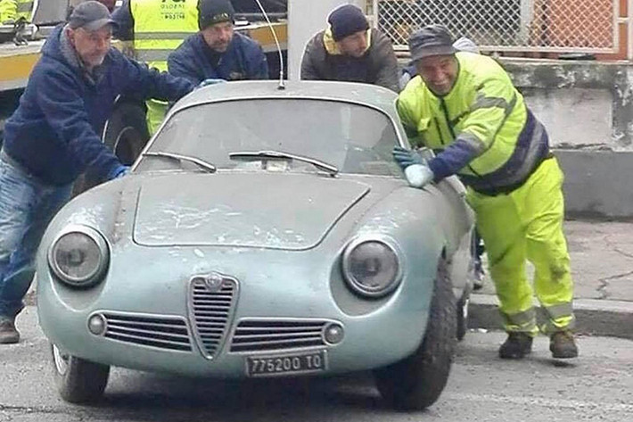 Được sơn màu xanh dương Blu Chiaro Metallizato đẹp mắt, chiếc Alfa Romeo Giulietta SZ 1962 này thuộc sở hữu của một thợ cơ khí. Chủ nhân của chiếc Alfa Romeo Giulietta SZ 1962 không thể đưa xế cưng ra khỏi tầng hầm vì thang máy bị hỏng. Hậu quả là chiếc Alfa Romeo Giulietta SZ hiếm này đã phải nằm im trong tầng hầm suốt 35 năm cho đến khi được tìm thấy vào hồi tháng 11 năm ngoái.