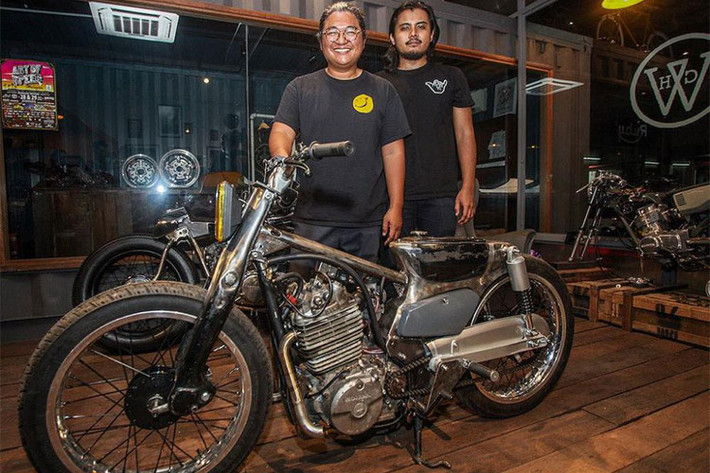 Xe máy Honda Super Cub lần đầu xuất hiện vào tháng 8 năm 1958 và chuẩn bị chạm tới con số 60 năm tồn tại và phát triển trên toàn thế giới. Đây là chiếc xe nhỏ con được dân độ xe máy trên khăp thế giới ưa thích bởi độ khó và lạ. Các bản độ càng cao thì tay thợ độ sẽ càng khẳng định được giá trị của bản thân cũng như xưởng độ cuả mình.