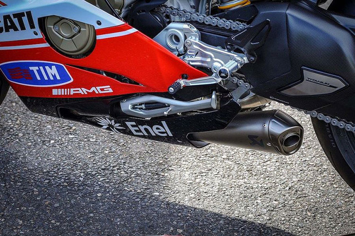 Bộ nồi khô STM, bộ mâm carbon BST siêu nhẹ kèm lốp Pirelli Diablo Corsa cao cấp, giảm chấn tay lái Ohlins.... Ngoài ra, Ducati Panigale V4 mới phiên bản Nicky Hayden cũng được trang bị hệ thống ống xả titan Akrapovic hứa hẹn sẽ mang tới những âm thanh sống động và uy lực.